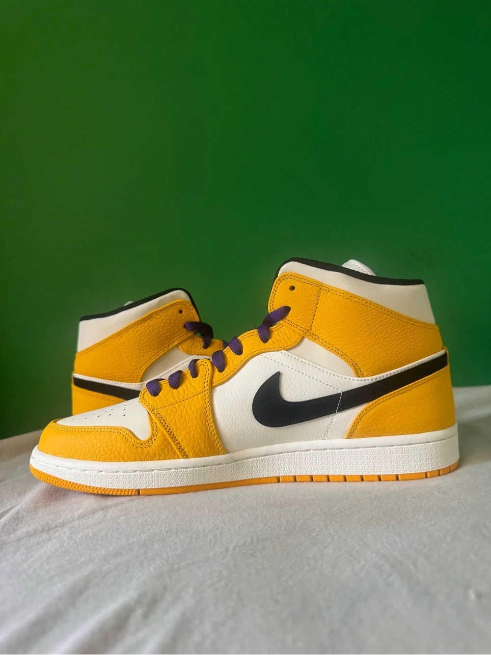 Jordan 1 mid lakers size 11.5